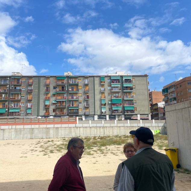 Membres de l'AV Cerdanyola davant del camp annex que volen que sigui obert