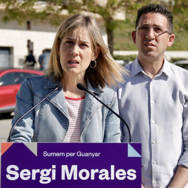 Jessica Albiach i Sergi Morales, davant del Tanatori de Mataró. Foto: ACN Jessica Albiach i Sergi Morales, davant del Tanatori de Mataró. Foto: ACN