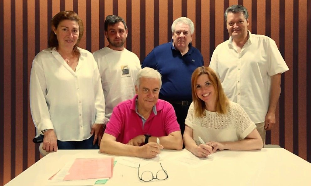 Drets, d’esquerra a dreta: Marta Romero, Xavier Herrero, Jordi López i Joaquim Arno. Davant: Albert Batlle i Elisabeth Segura