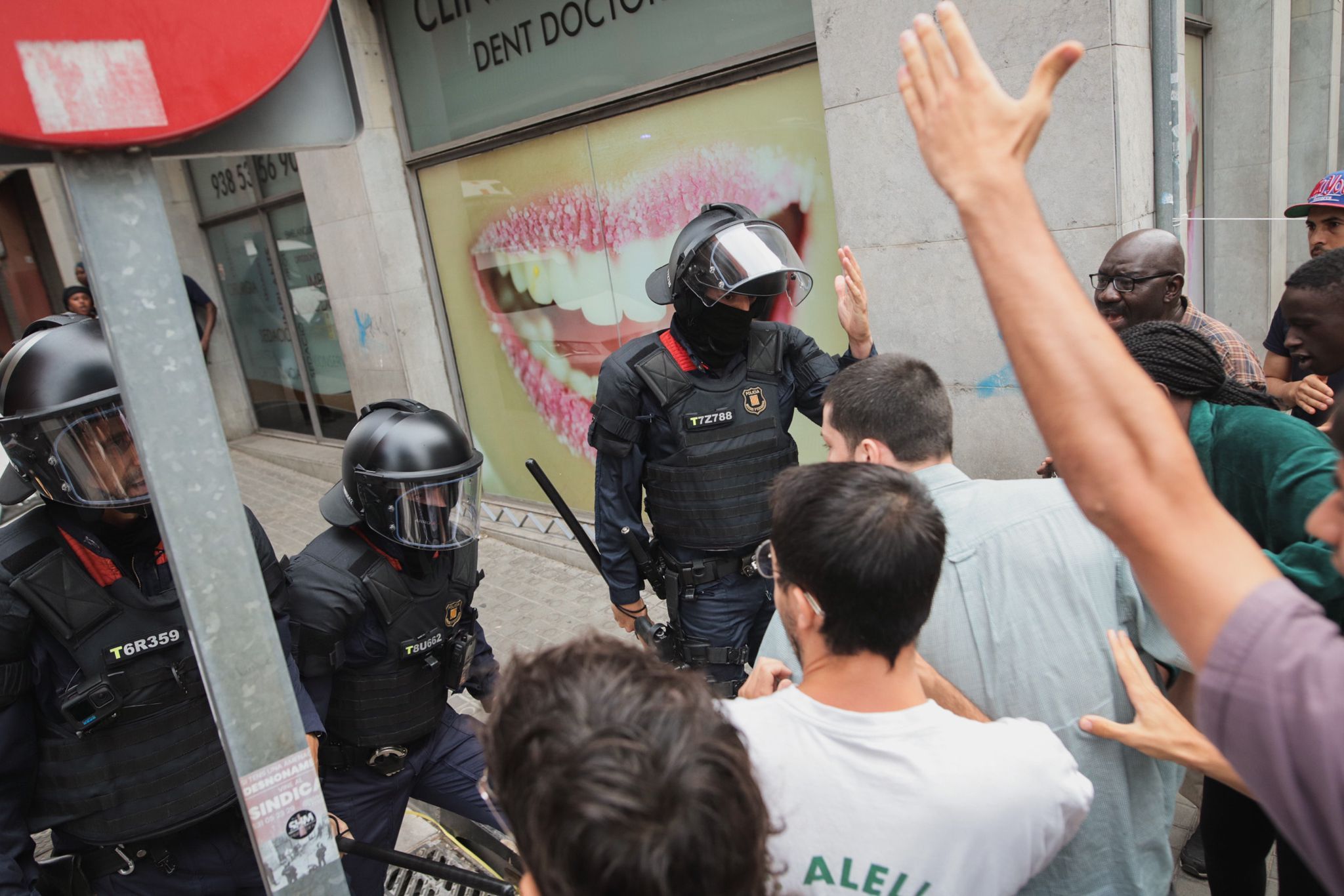 Mossos d'Esquadra i manifestants davant l'immoble on està previst el desallotjament. Foto: Sindicat d'Habitatge