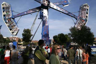 Una de las atracciones de la Feria en pleno funcionamiento. Una de las atracciones de la Feria en pleno funcionamiento.