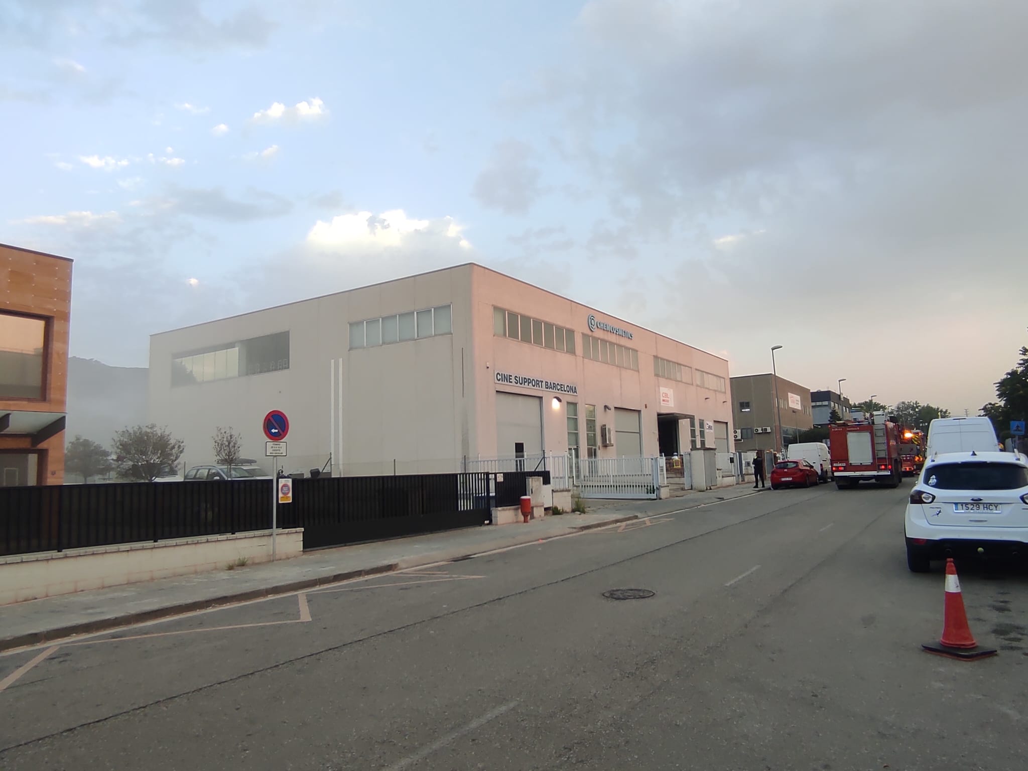 Ensurt al Polígon del Cros amb un incendi en una nau