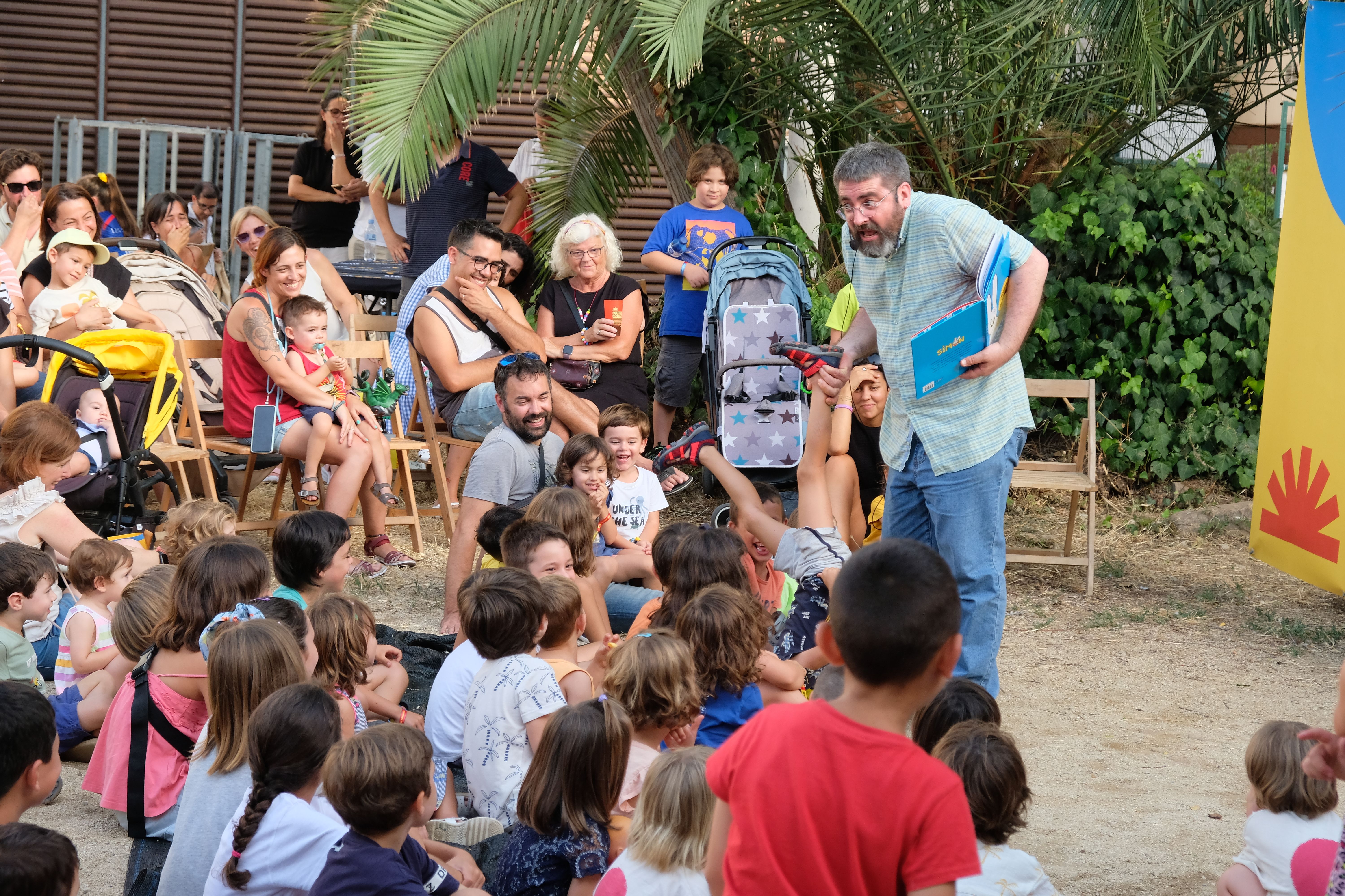Buc de Contes, explicant-ne a la mainada. Foto. C. Francés Buc de Contes, explicant-ne a la mainada. Foto. C. Francés