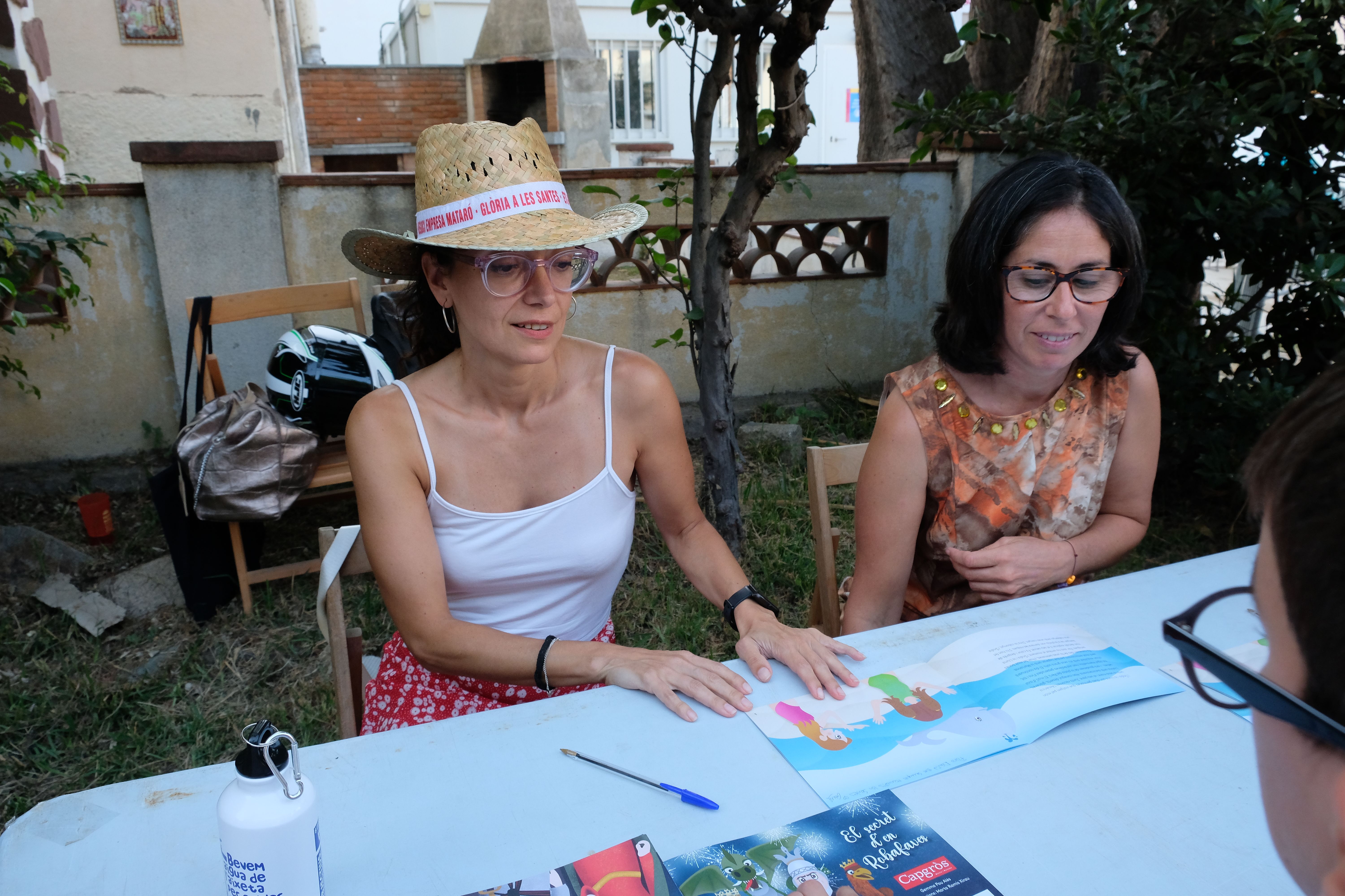 Marta Ramis i Gemma Pou, firmant el conte. Foto. C. Francés Marta Ramis i Gemma Pou, firmant el conte. Foto. C. Francés