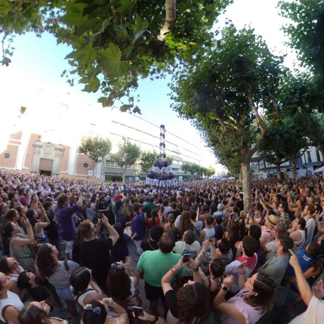 La plaça de Santa Anna, plena a vessar, en l'intent de torre de 9 La plaça de Santa Anna, plena a vessar, en l'intent de torre de 9