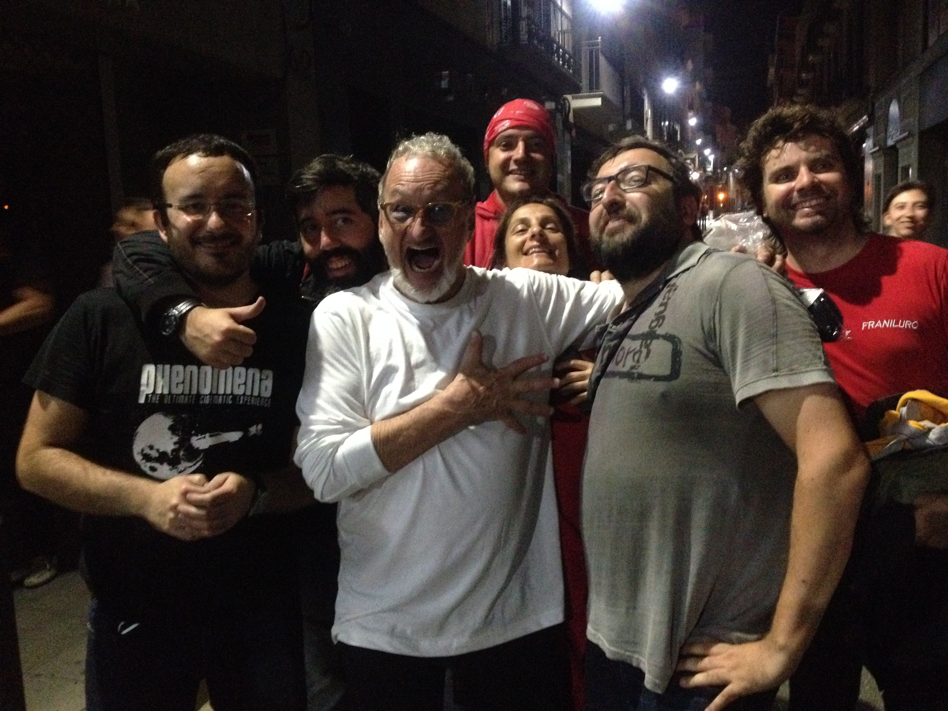 Englund, en el centro de la imagen, fotografiándose con un grupo de mataronins. Foto cedida por Jordi Navarro