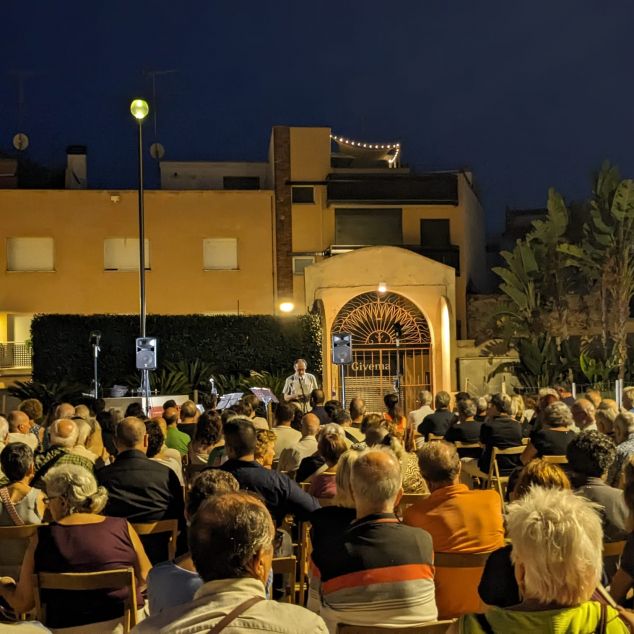 El fanal amb forma de bufador que sols s'encén el 24, en record de Joan Peiró.Foto. B. Mundó El fanal amb forma de bufador que sols s'encén el 24, en record de Joan Peiró.Foto. B. Mundó