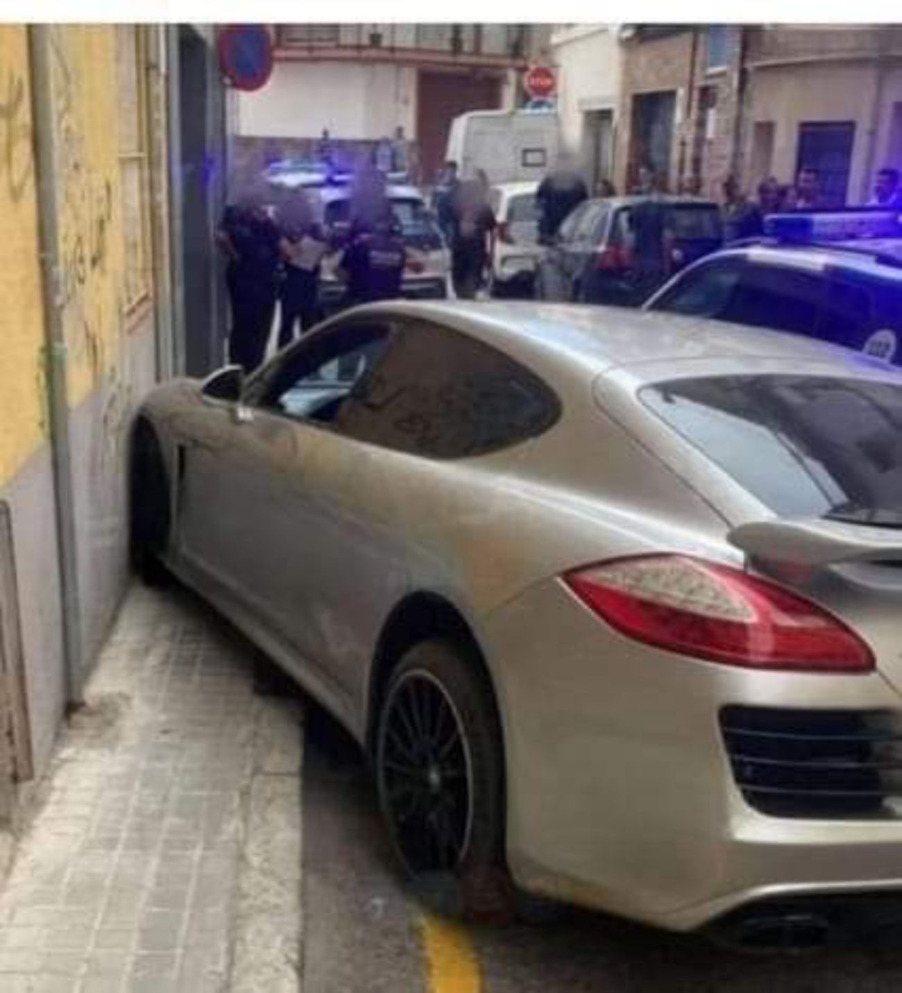 El cotxe robat que van estavellar els joves quan fugien de la policia. Foto: Cerdanyola Directo