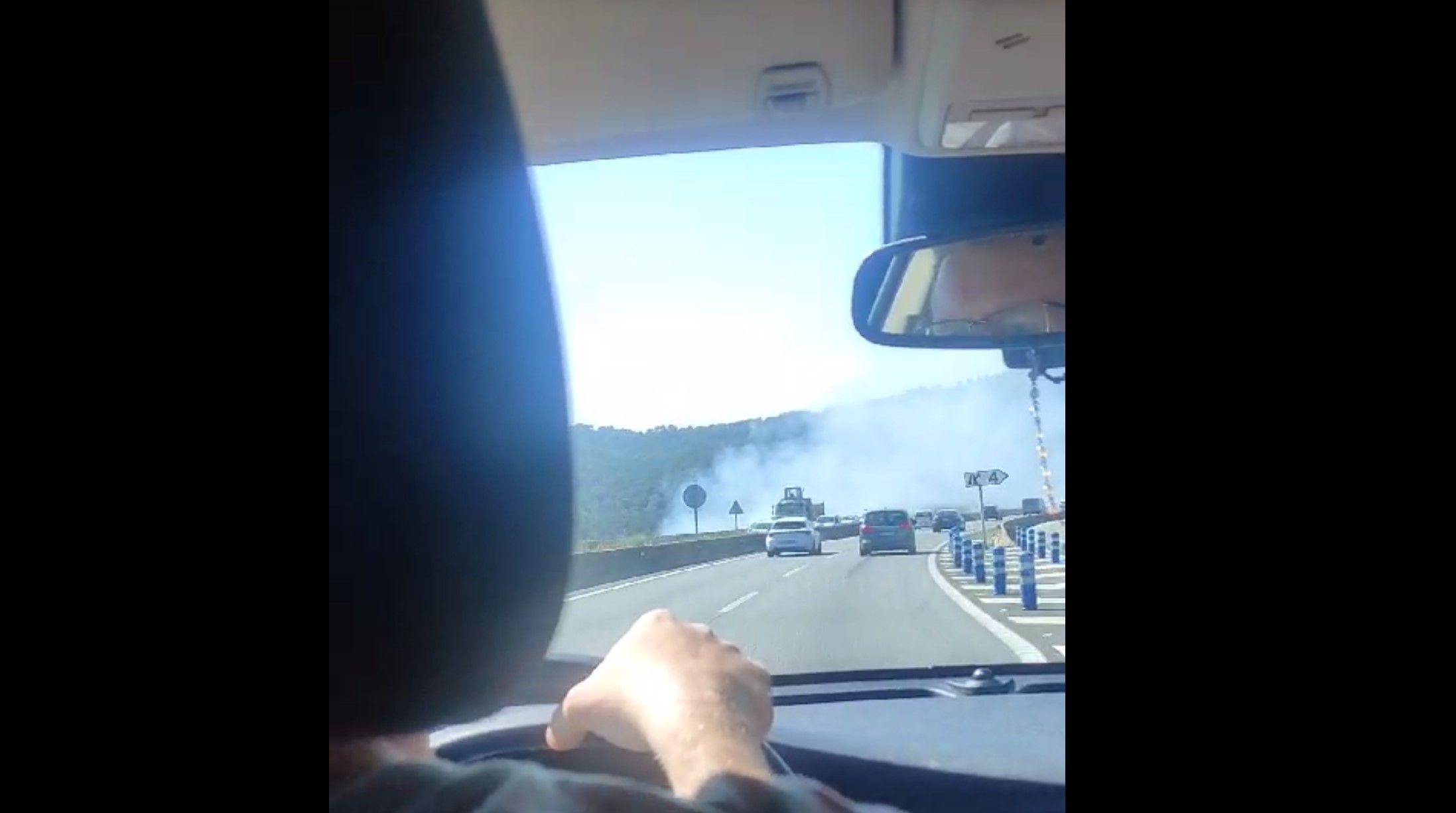 Columna de fum de l'incendi d'Argentona vista des d'un vehicle a la C-60
