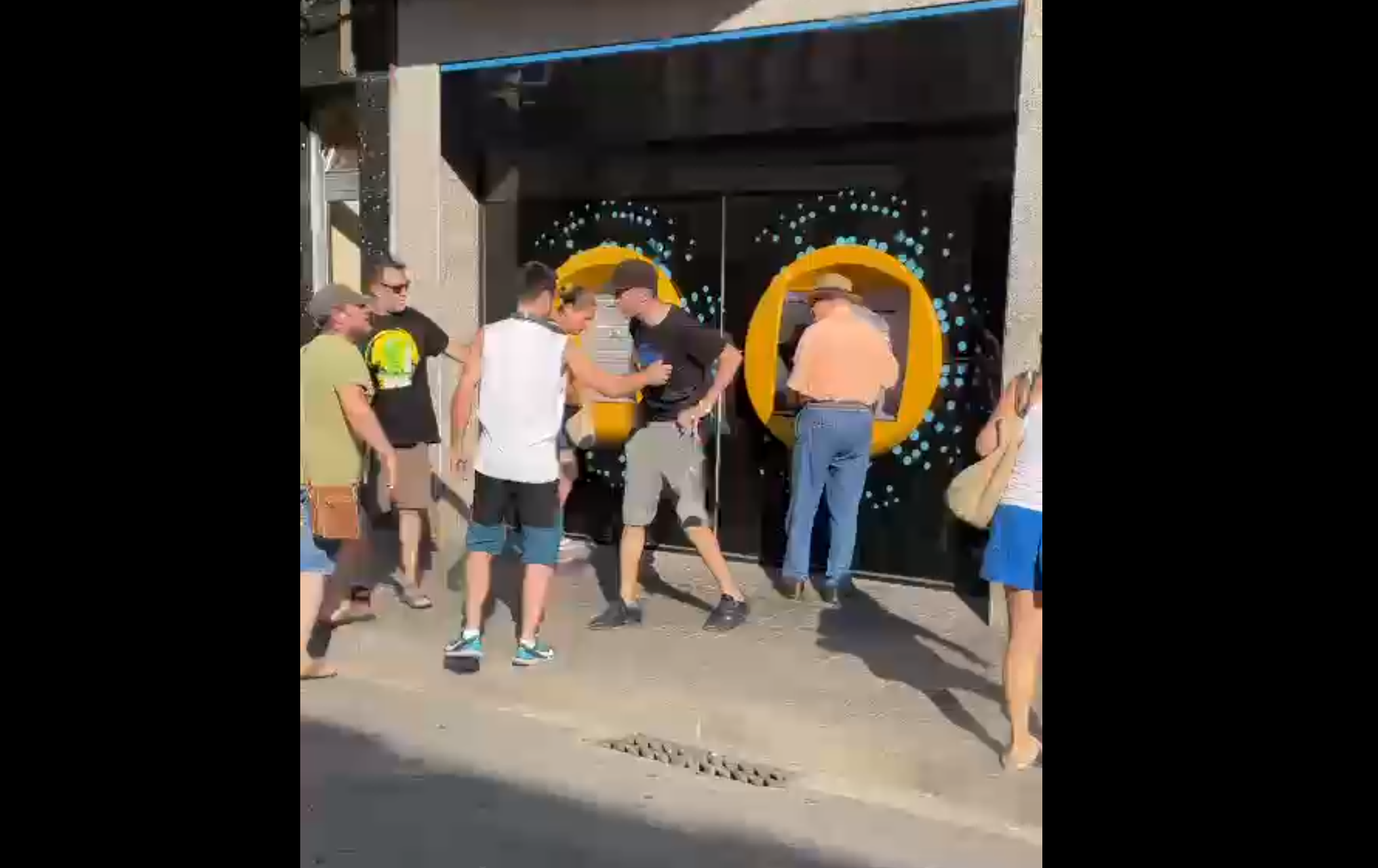 Vianants intenten retenir el presumpte autor del robatori a la plaça de Cuba
