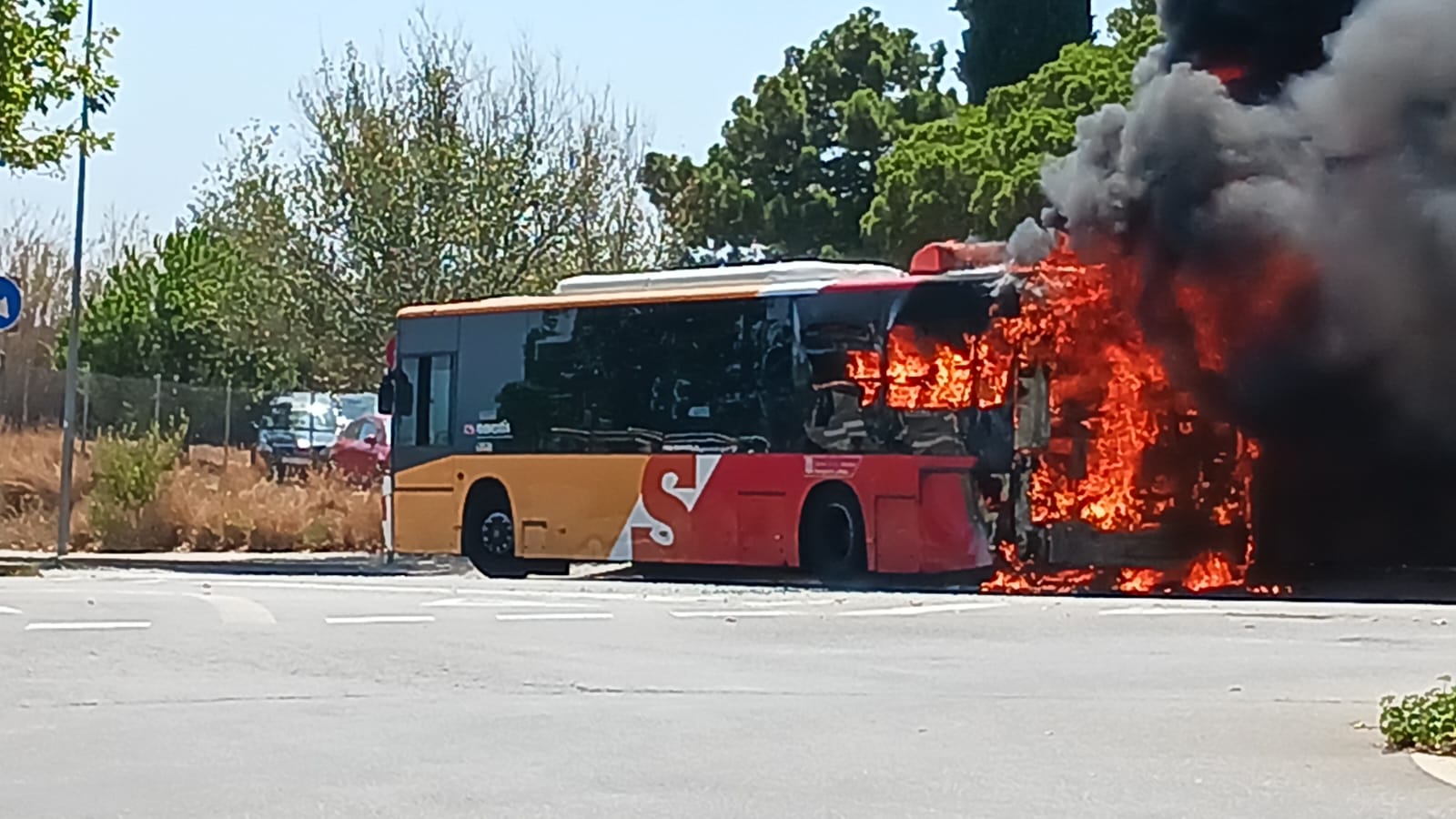 Un autobús crema completament a Mataró sense causar ferits