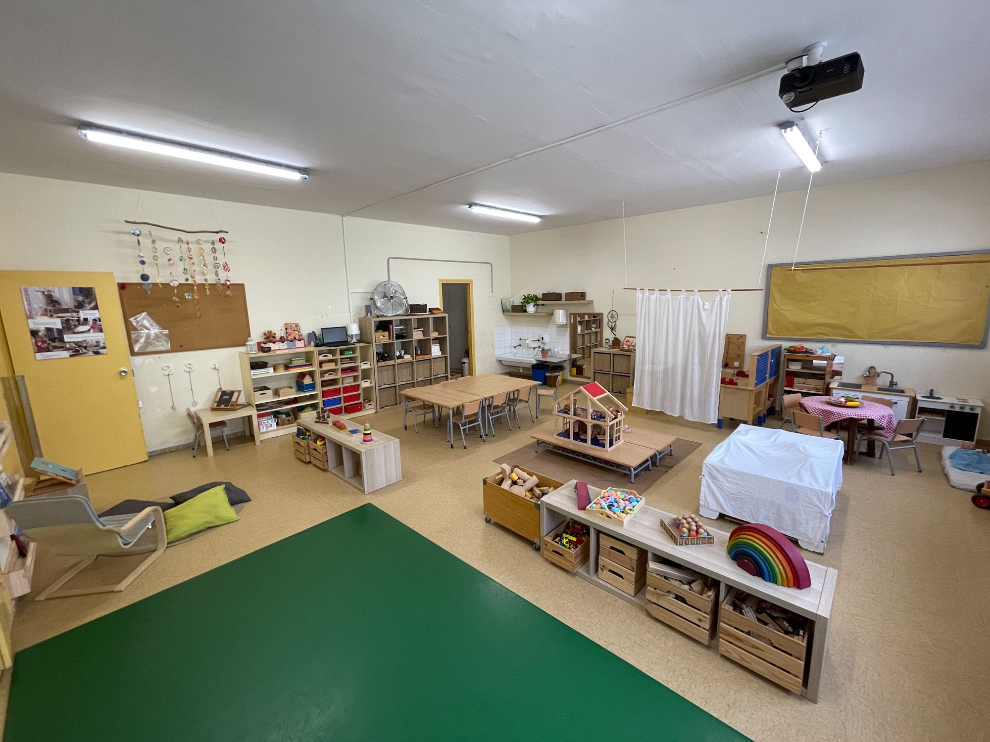 Interior de la escuela Joan Coromines de Mataró