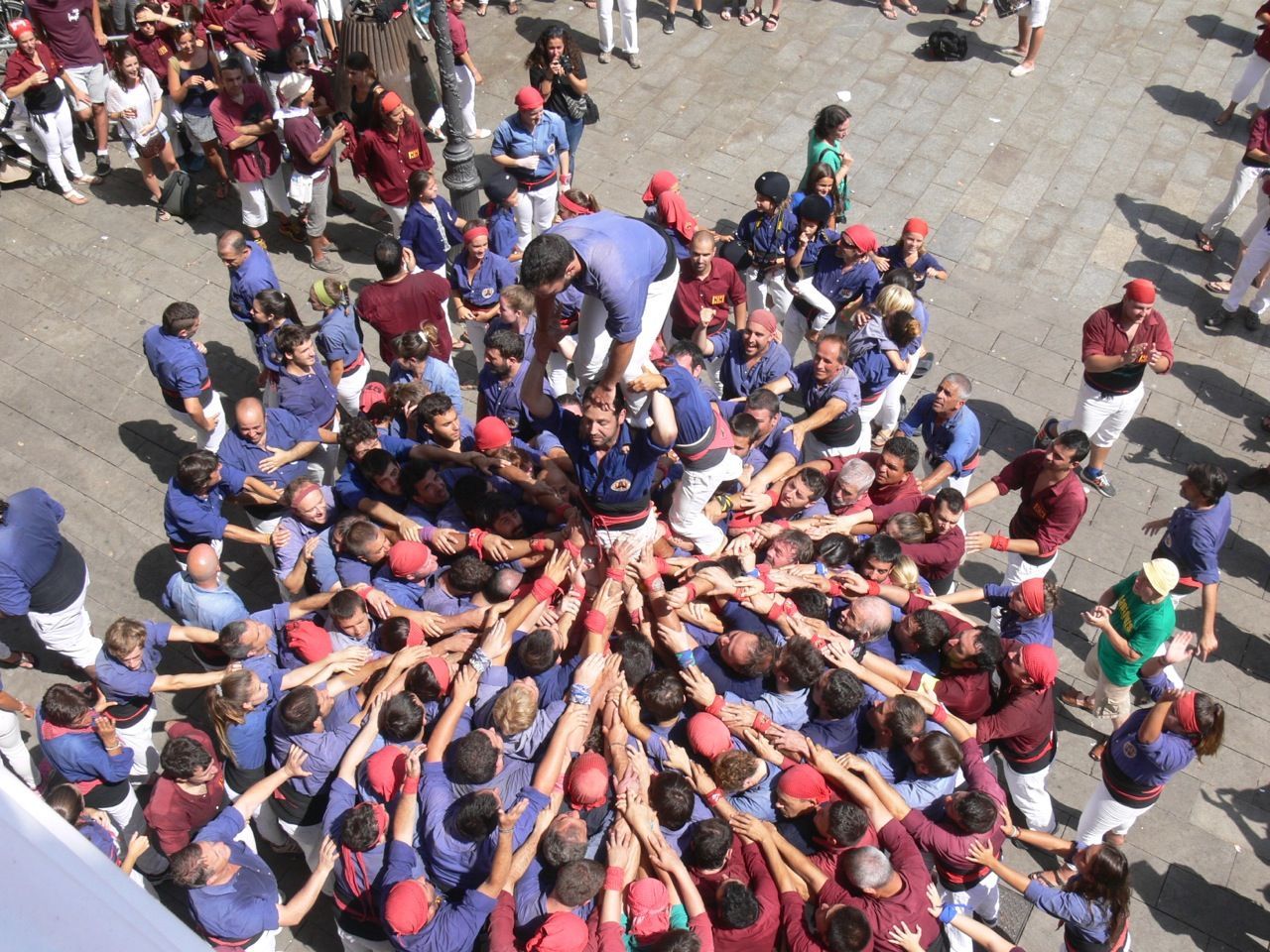 Levantando el pilar de 6 en Granollers. Foto: Imma Dorda / Renacuajos