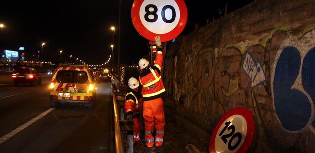 Operarios de Tránsito y Carreteras cambian las señales de 80 km/h por los de 120 km/h a la C-31. Operarios de Tránsito y Carreteras cambian las señales de 80 km/h por los de 120 km/h a la C-31.