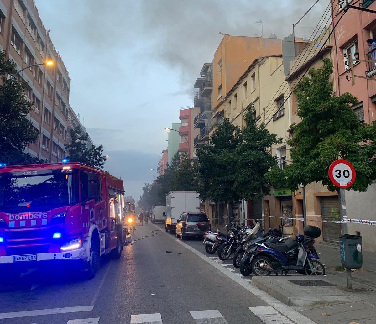 Un incendi afecta diverses plantes d’un edifici de Mataró. Foto: Policia Local