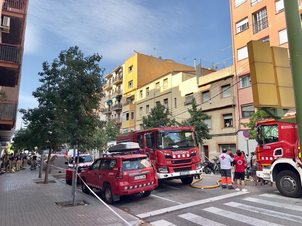 L’incendi en un bloc de pisos de Mataró acaba sense víctimes. Foto: R.Gallofré