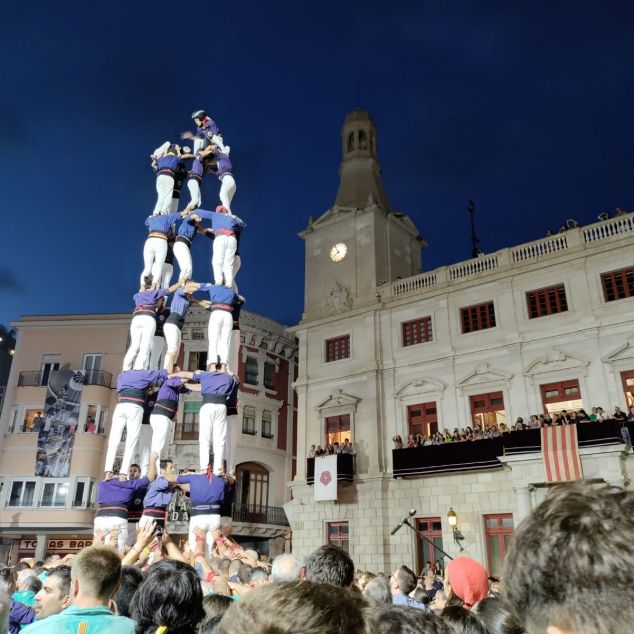 5 de 8 al Mercadal, ja amb els focus encesos. Foto: Eva Casanova 5 de 8 al Mercadal, ja amb els focus encesos. Foto: Eva Casanova