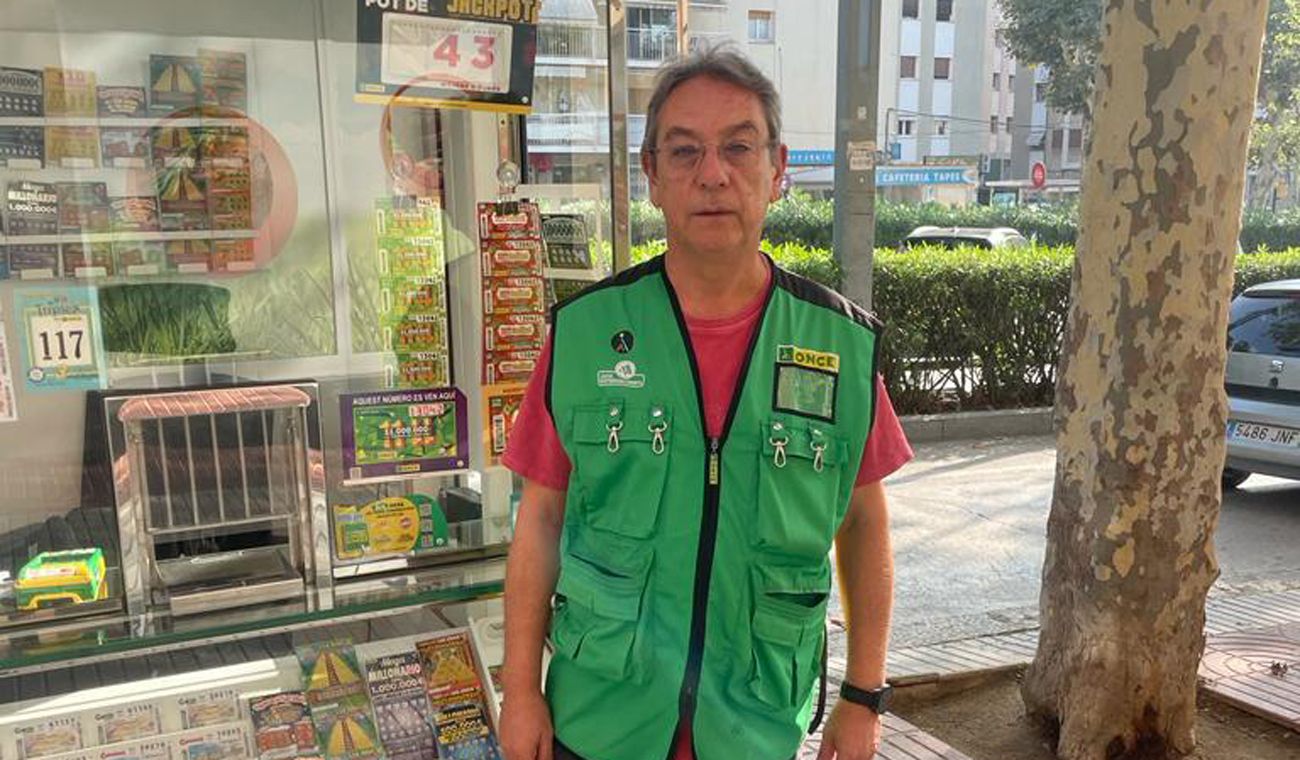 Juan Domingo, venedor del premi de l'ONCE a Arenys de Mar