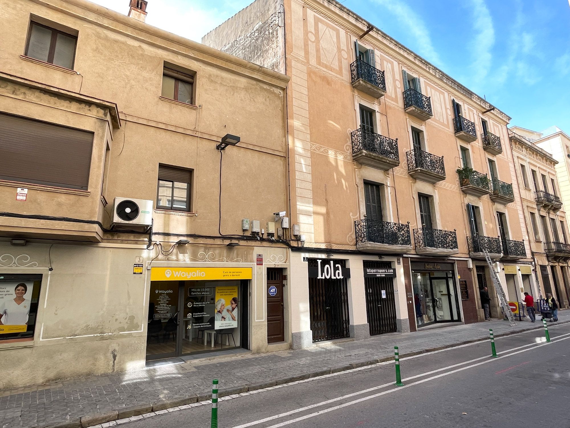 L'edifici afectat per la caiguda d'un tros de façana a causa de la pluja. Foto: R. Gallofré
