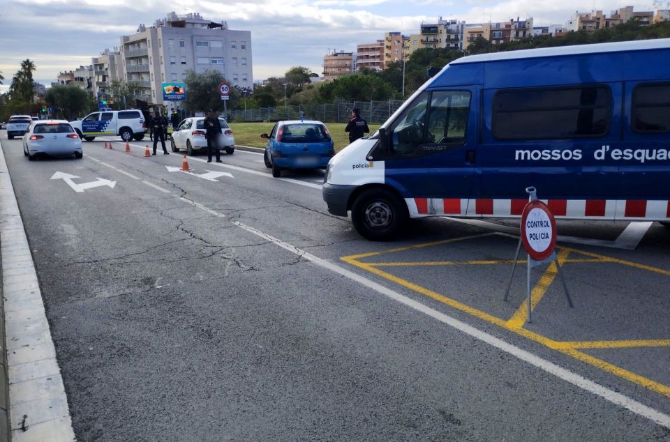 Control de trànsit de Policia Local i Mossos a la Via Europa de Mataró. Foto: Policia Local