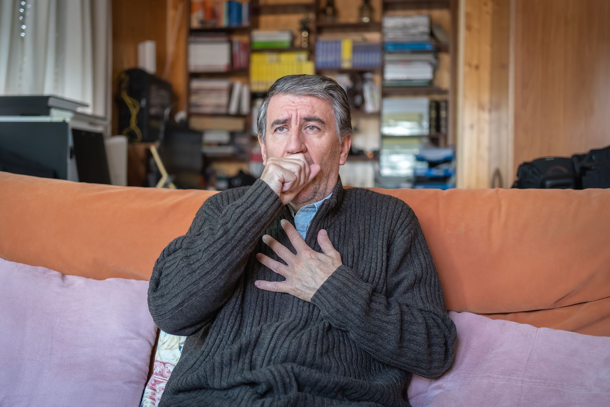 Què tenen les persones que no poden parar de tossir?