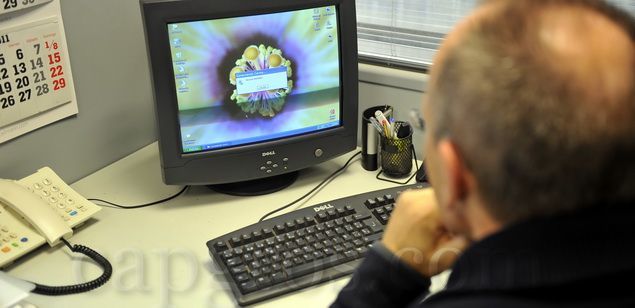 Pujol, amb l'ordinador de la seva oficina a les Cinc Sènies Pujol, amb l'ordinador de la seva oficina a les Cinc Sènies