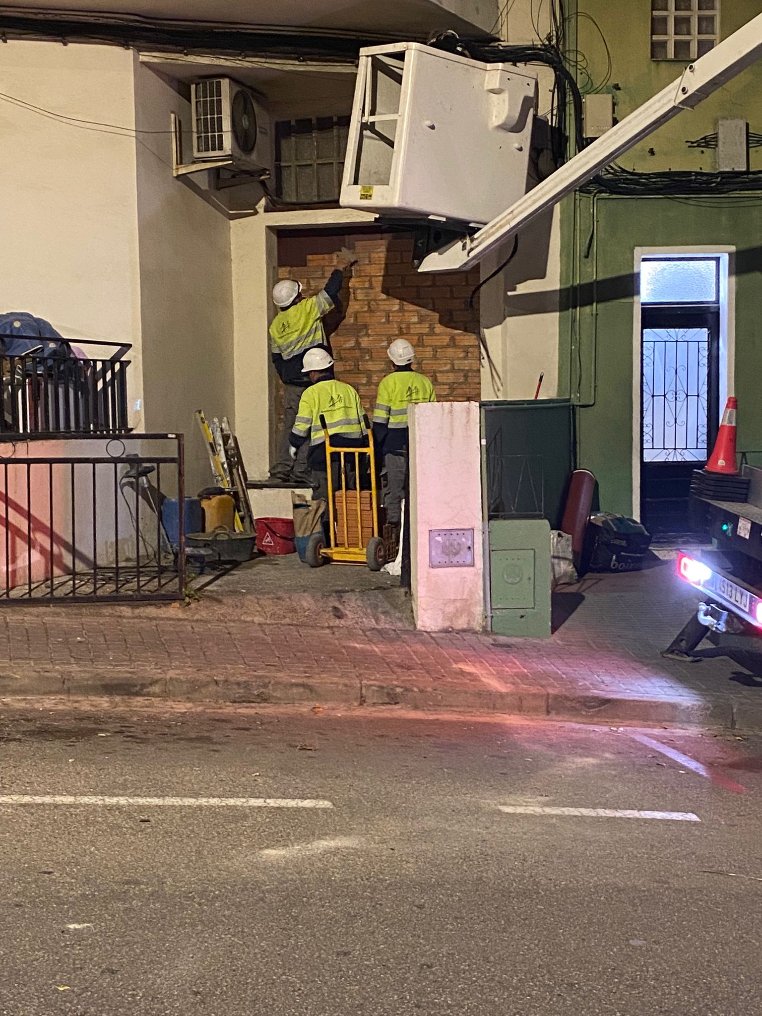 Operaris tapien l'entrada al bloc ocupat de Ronda Cerdanya