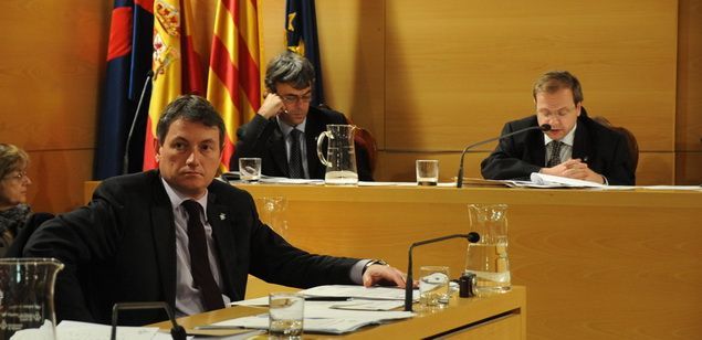 Mora, amb Bassas i Teixidó al fons, durant el Ple Mora, amb Bassas i Teixidó al fons, durant el Ple