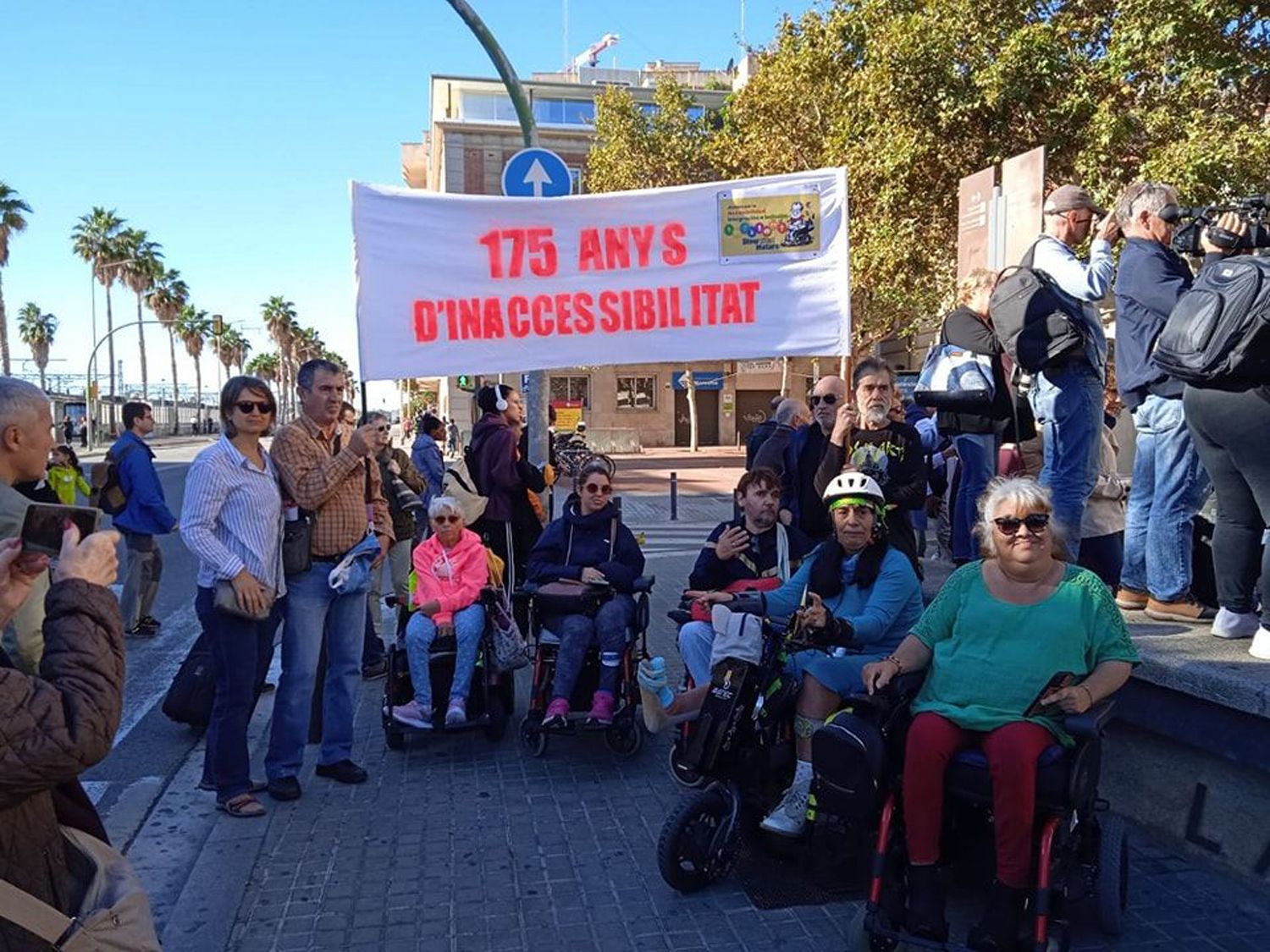 Protesta durant la celebració dels 175 anys del tren a Mataró. Foto: Divermataró