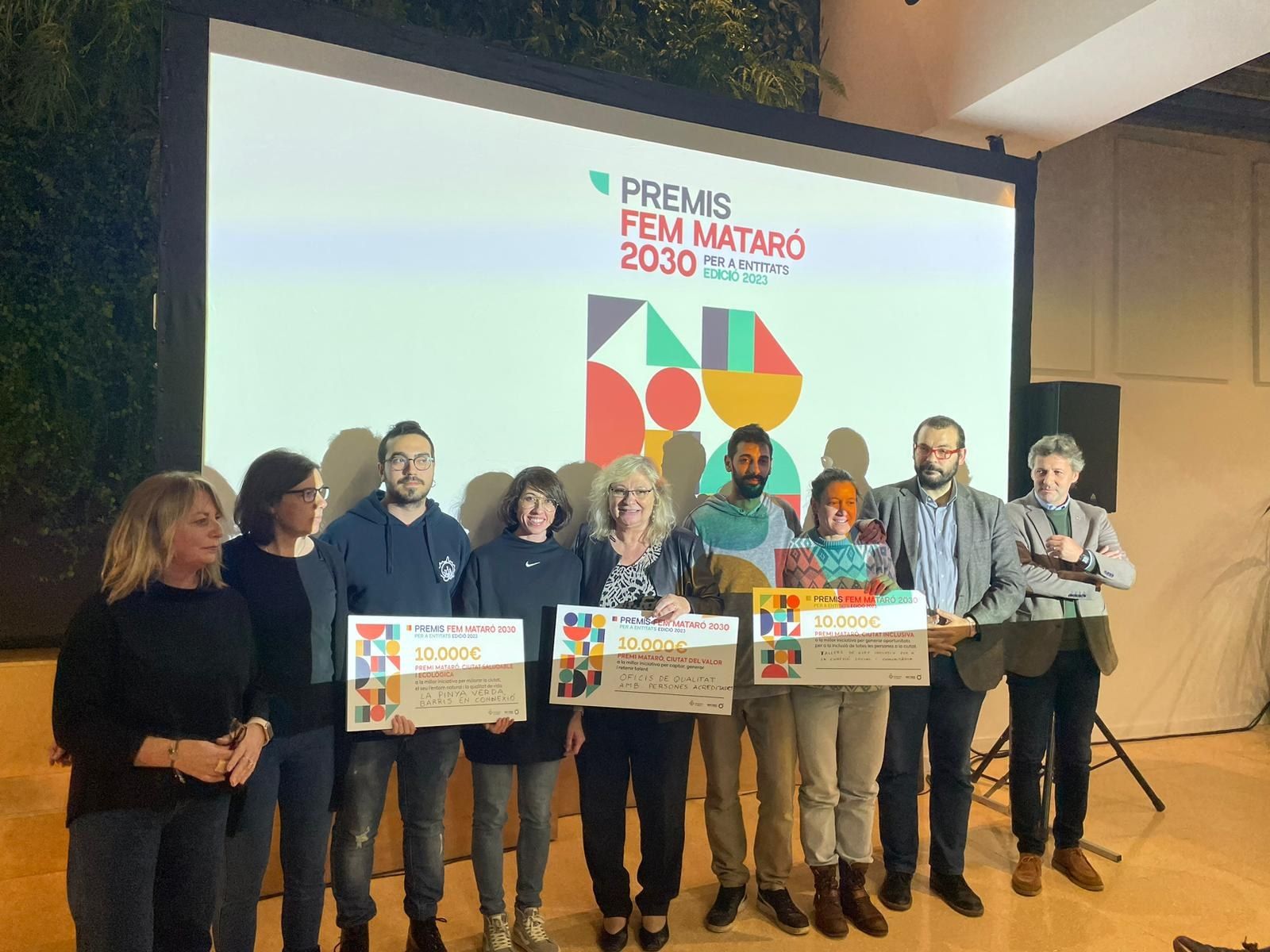 Foto de família dels guanyadors dels Premis FEM Mataró. Foto: Ajuntament