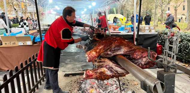 Una parada de menjar al Mercat Medieval de Vic. Foto: ACN Una parada de menjar al Mercat Medieval de Vic. Foto: ACN