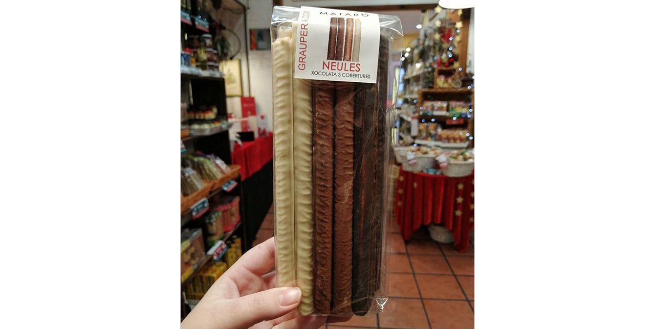 Bossa de Neules de Tres Xocolates: Una trilogia de sabors que barreja la delicadesa de les neules amb la intensitat de la xocolata. Bossa de Neules de Tres Xocolates: Una trilogia de sabors que barreja la delicadesa de les neules amb la intensitat de la xocolata.