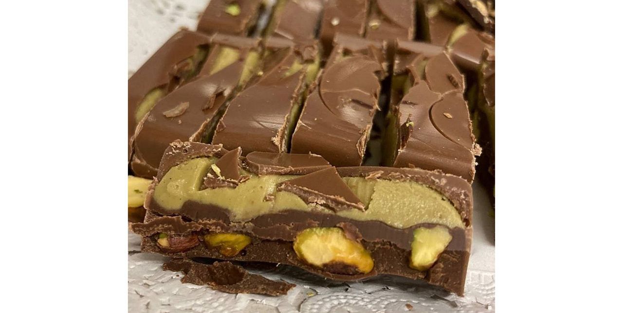 L’interior del torró creació 2023: crema de festucs amb xocolata negre i festucs sencers torrats L’interior del torró creació 2023: crema de festucs amb xocolata negre i festucs sencers torrats