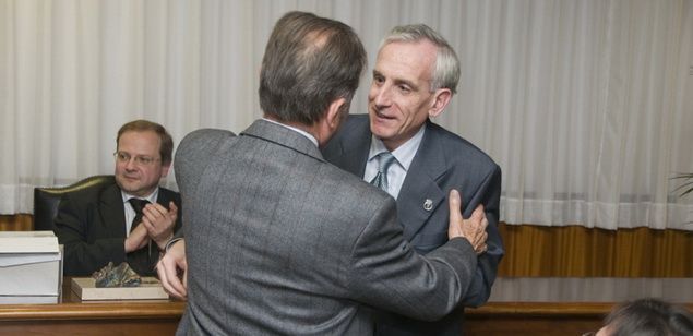 Carmel Comerón, de cara, y Jordi Buscó, de espaldas, en el homenaje a este último
