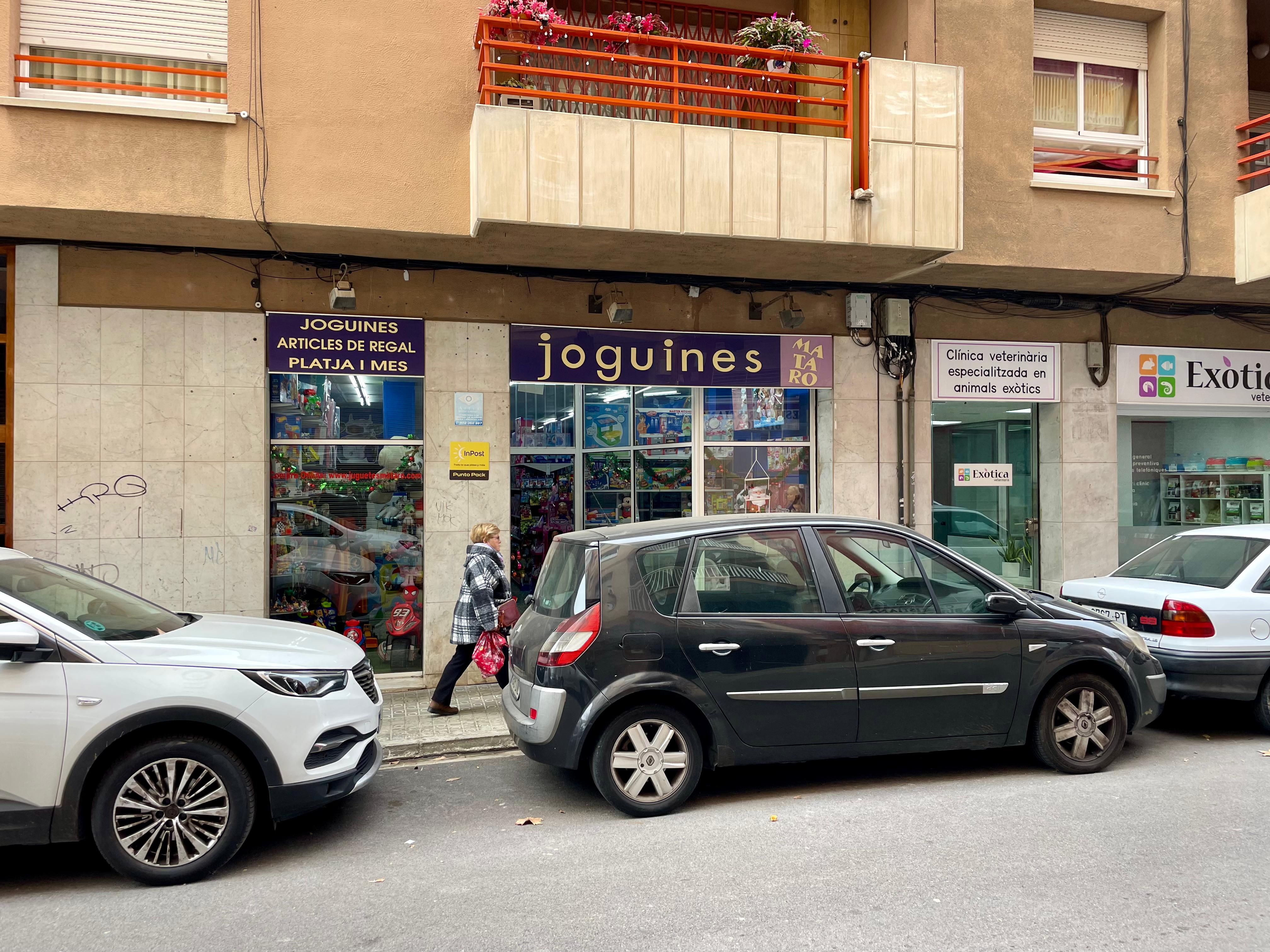 La botiga de joguines que va patir l'atracament. Foto R. Gallofré