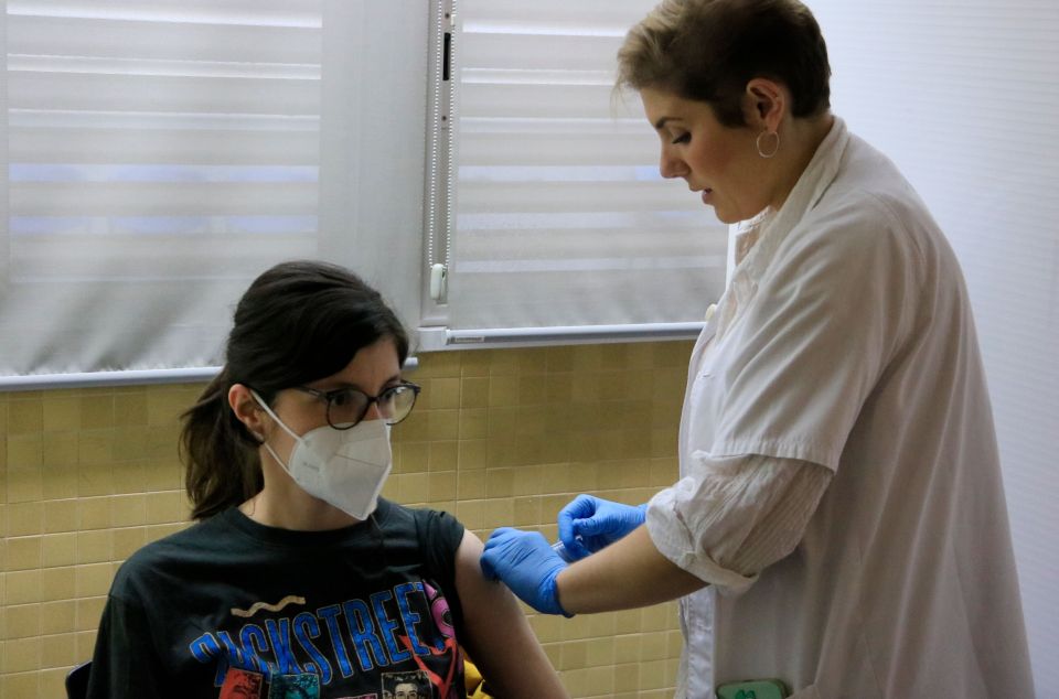 Una dona rebent la vacuna de la grip Una dona rebent la vacuna de la grip