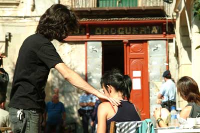 Un dels okupes consola una noia després del desallotjament.