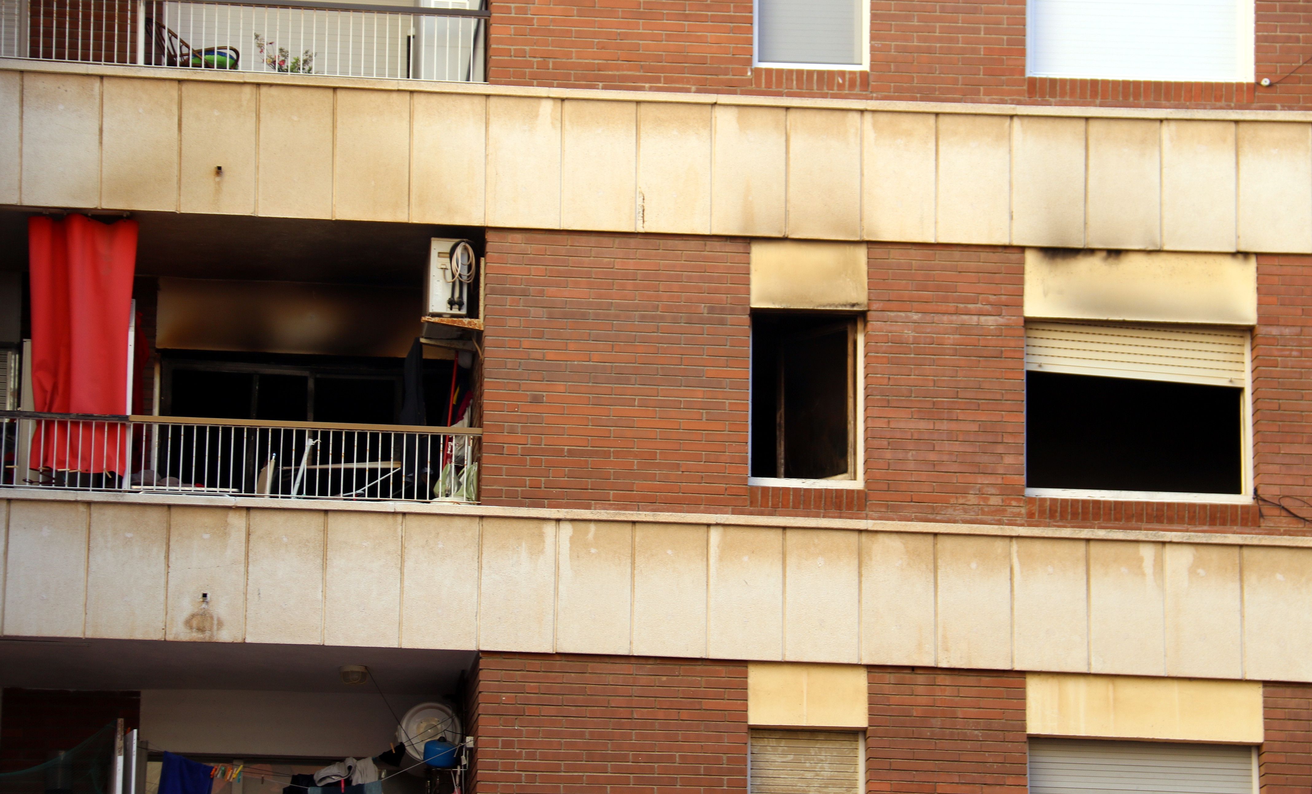 El bloc de pisos on s'ha produit l'incendi a Calella. Foto: ACN