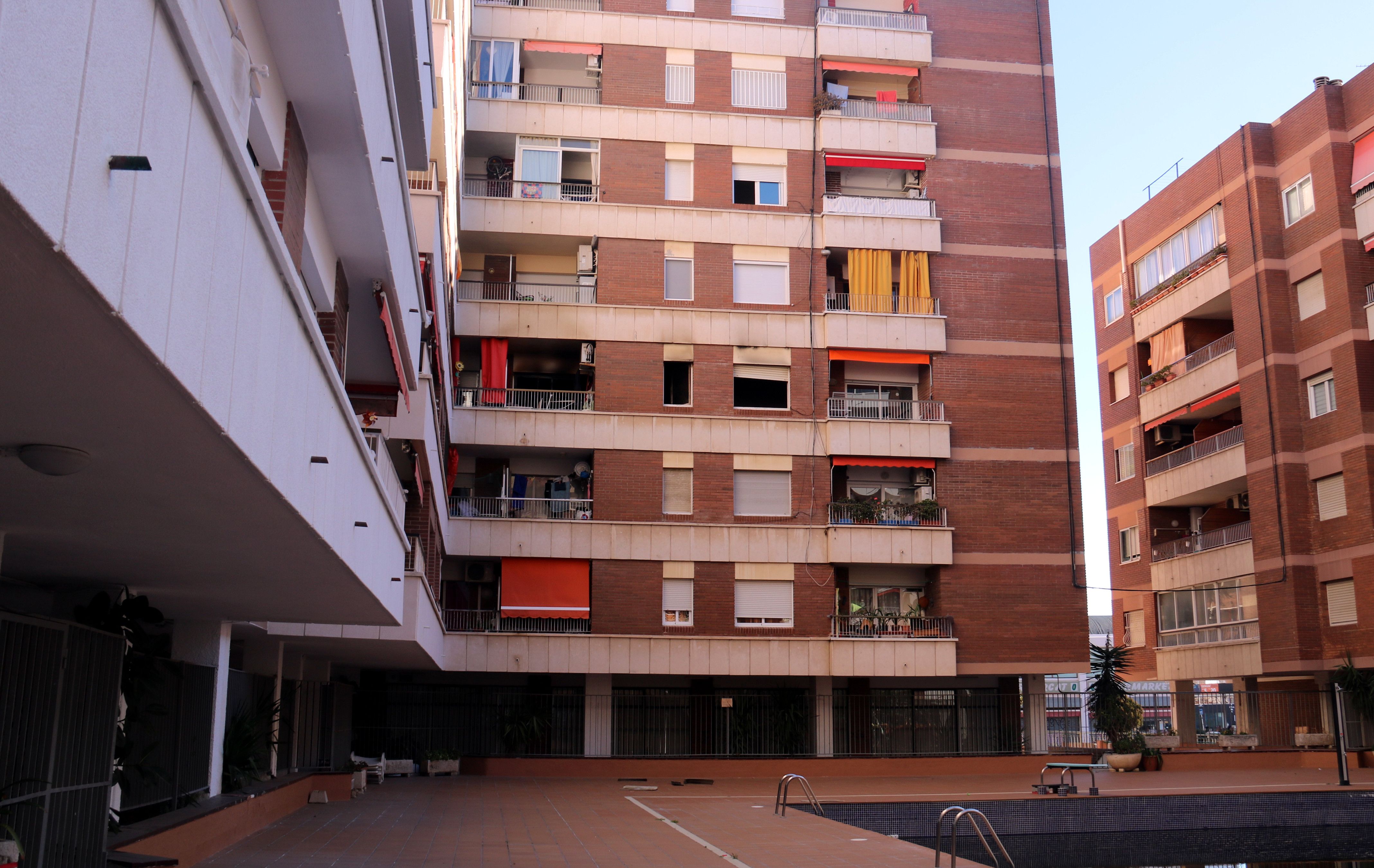 L'edifici on hi ha l'habitatge conflictiu que s'ha incendiat a Calella. Foto: ACN