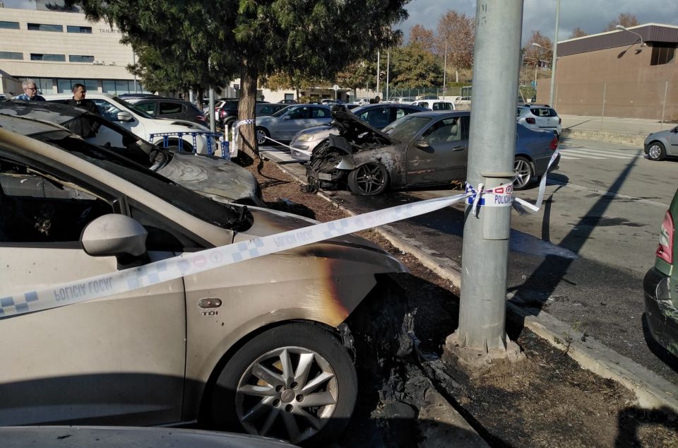 Alguns dels vehicles afectats a l'incendi Alguns dels vehicles afectats a l'incendi