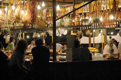 Unos asistentes en la zona de restaurantes. Unos asistentes en la zona de restaurantes.