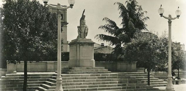 Antic monument Caiguts Mataro Antic monument Caiguts Mataro