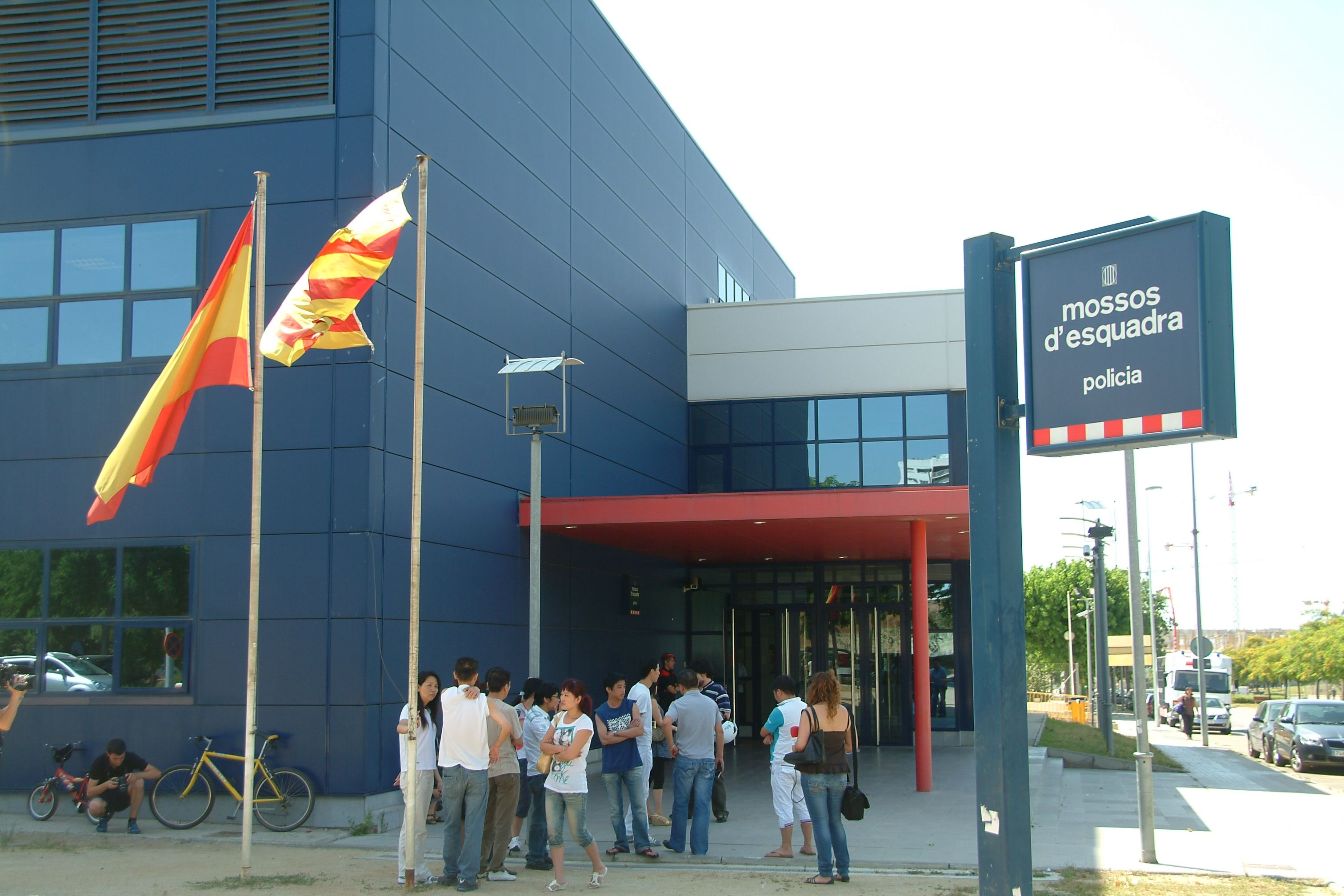Enxampats in fraganti fent un furt, xoquen amb la policia