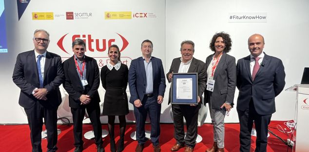 Joan Campolier, tercer per la dreta, mostra com alcalde Santa Susanna el document que acredita al poble maresmenc Joan Campolier, tercer per la dreta, mostra com alcalde Santa Susanna el document que acredita al poble maresmenc