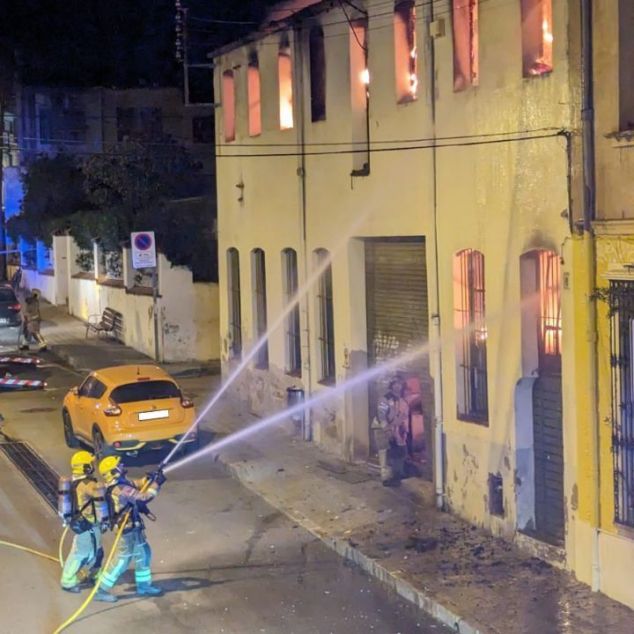 Els Bombers treballant en l'extinció de l'incendi