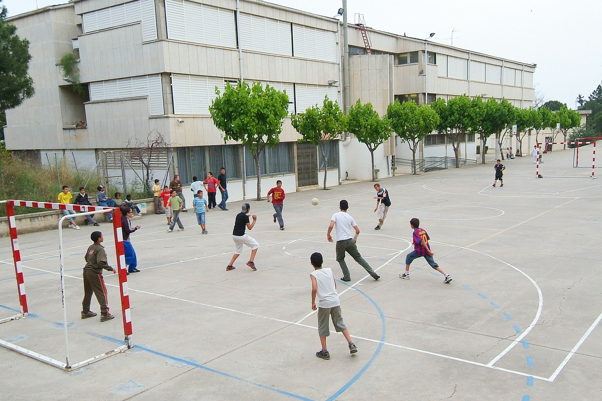 Pati obert a l'escola Rocafonda, una de les activitats previstes aquest estiu
