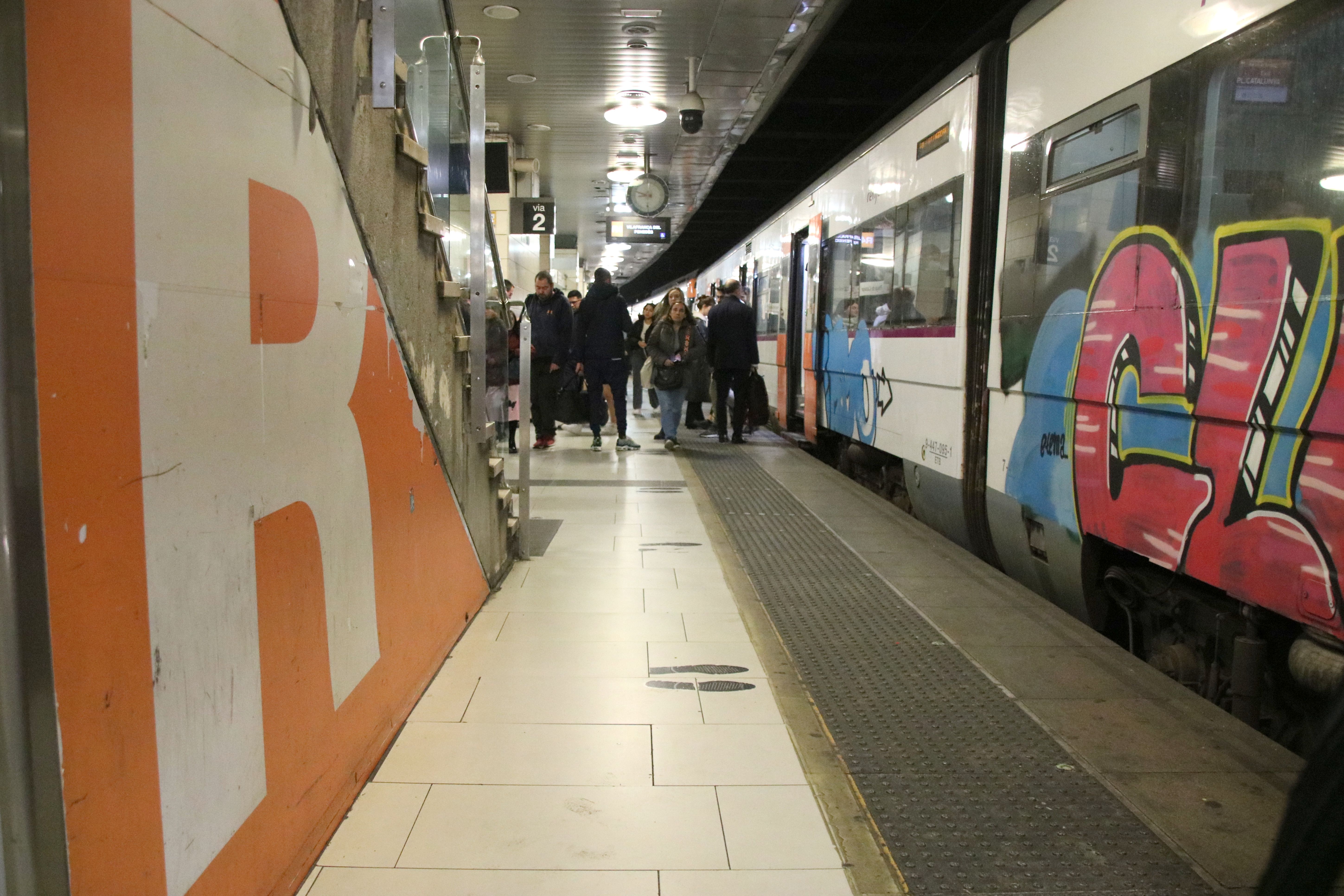 Un tren des del Maresme arribant a plaça de Catalunya en la jornada de vaga de Rodalies. Foto: ACN