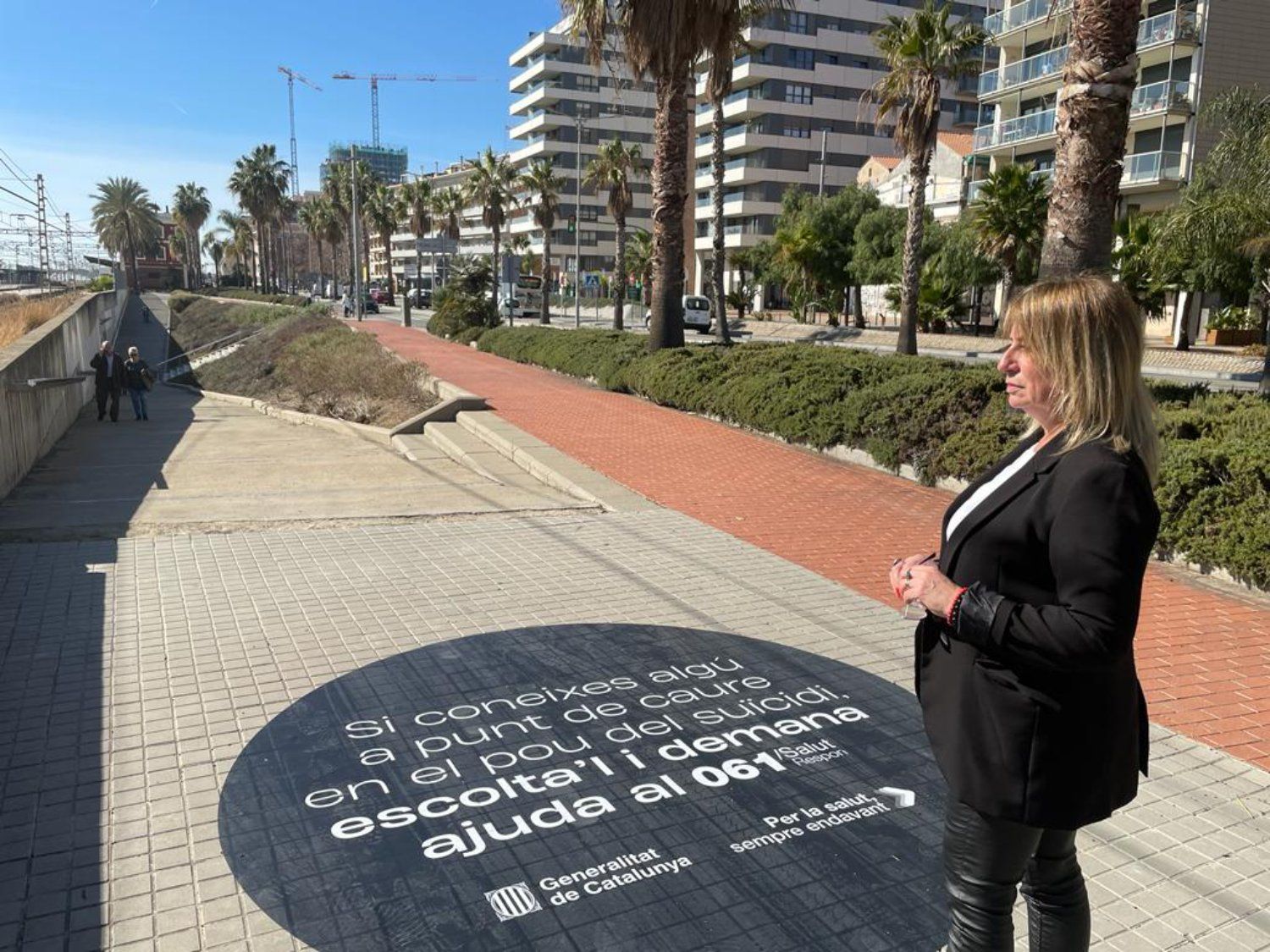 La regidora de Salut davant del vinil de la campanya de prevenció del suïcidi, a Mataró. Foto: Ajuntament