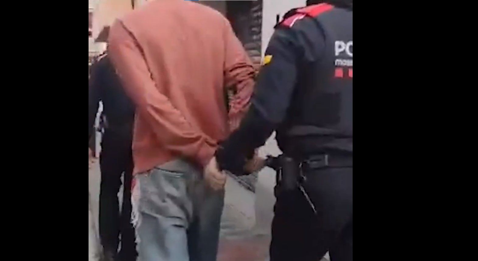 Fragment de vídeo de la detenció d'un dels integrants del grup que havia robat a Mataró
