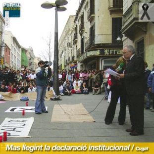 Manuel Mas es dirigeix als mataronins concentrats davant de l'Ajuntament. Foto: Cugat Comas, Portal Mataró Manuel Mas es dirigeix als mataronins concentrats davant de l'Ajuntament. Foto: Cugat Comas, Portal Mataró